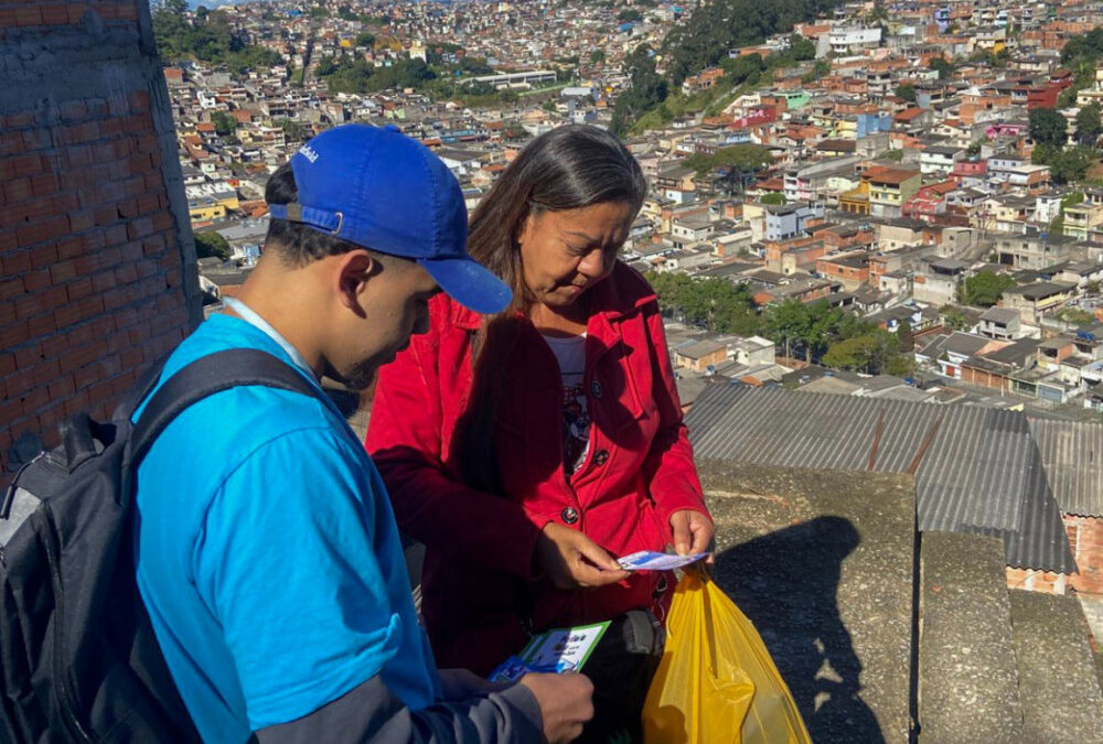 Agente comunitário conversa com moradora no bairro Chafick-Macuco em Mauá