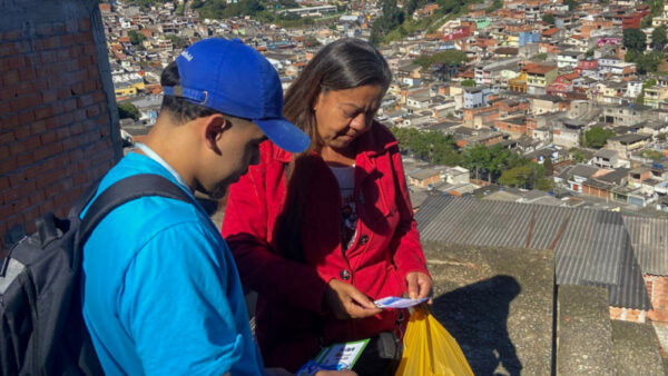 Agente comunitário conversa com moradora no bairro Chafick-Macuco em Mauá