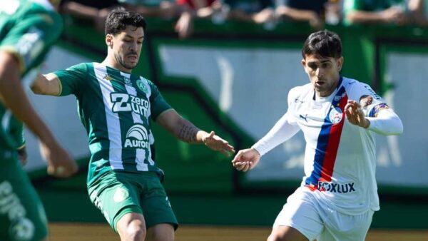 Jogadores de Chapecoense e Bahia disputam a bola na Arena Condá