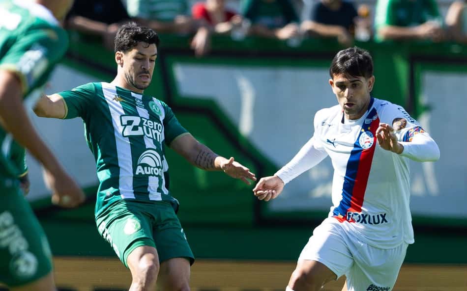 Jogadores de Chapecoense e Bahia disputam a bola na Arena Condá
