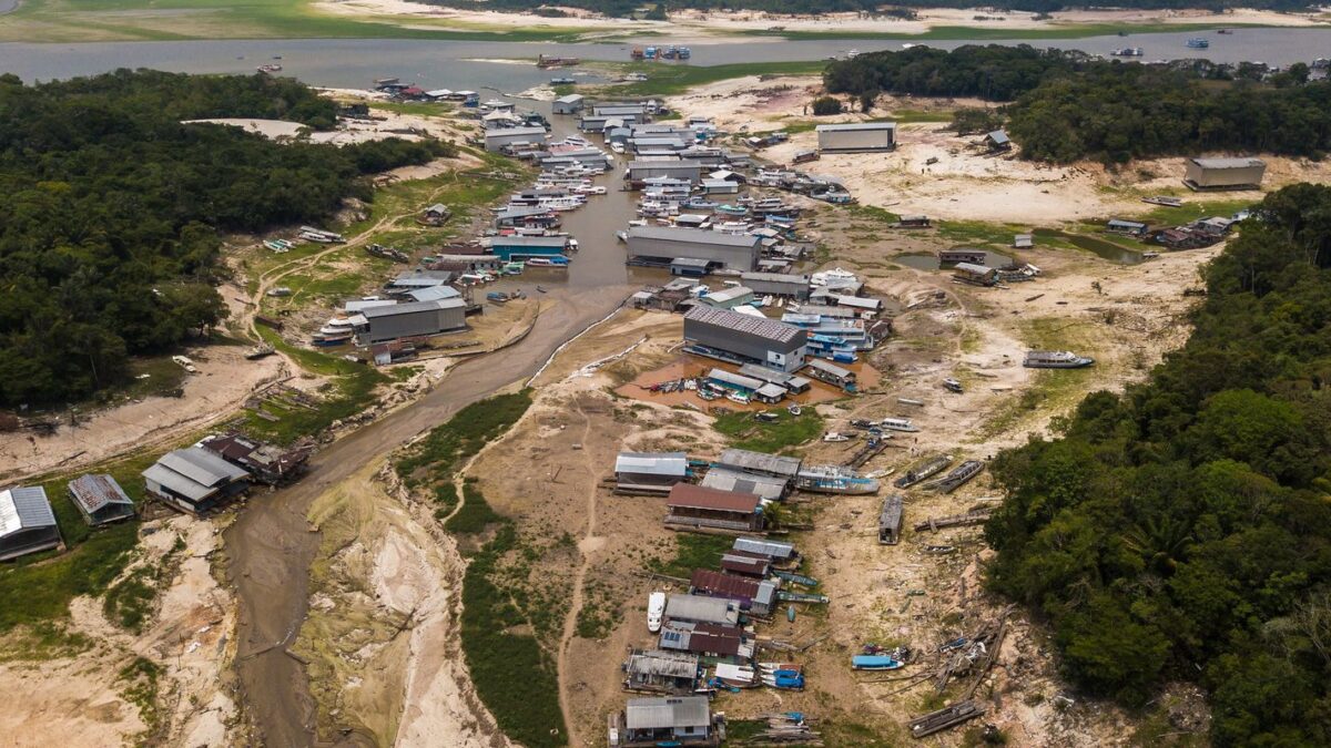 Vista aérea de comunidade ribeirinha na Amazônia durante período de seca
