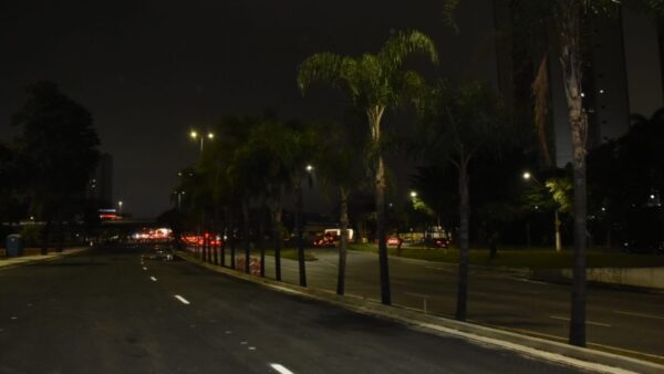 Avenida Santos Dumont recém-recapeada à noite em Santo André