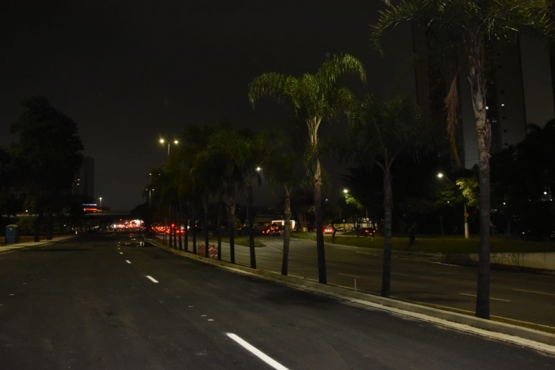 Avenida Santos Dumont recém-recapeada à noite em Santo André