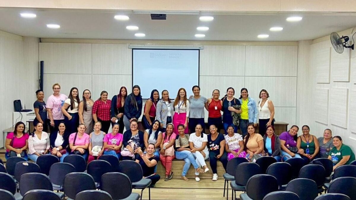 Grupo de mães posa em auditório durante convocação do Programa Mães Protetoras em Diadema
