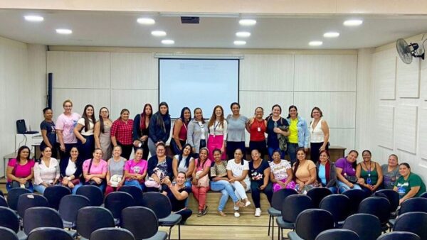 Grupo de mães posa em auditório durante convocação do Programa Mães Protetoras em Diadema