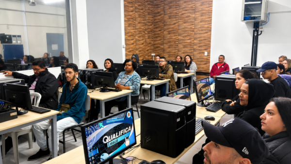 Alunos em sala de informática durante curso do programa Qualifica Mauá