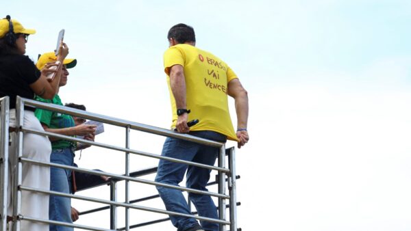 Ministro Kassio Nunes Marques caminha entre outros ministros do TSE