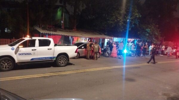 Viatura do Semasa e guardas civis municipais durante fiscalização noturna em Santo André