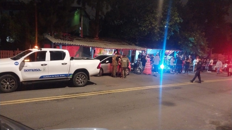 Viatura do Semasa e guardas civis municipais durante fiscalização noturna em Santo André