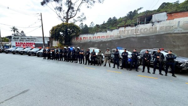 Guardas civis municipais perfilados ao lado de viaturas durante operação no Batistini
