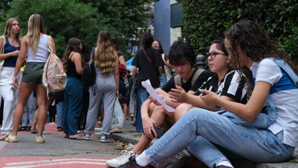 Grupo de estudantes reunido do lado de fora de escola