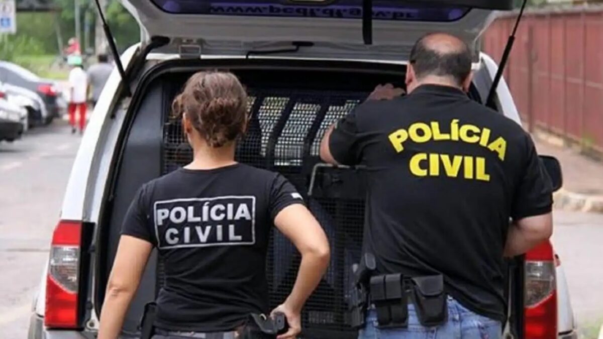 Agentes da Polícia Civil em viatura durante operação