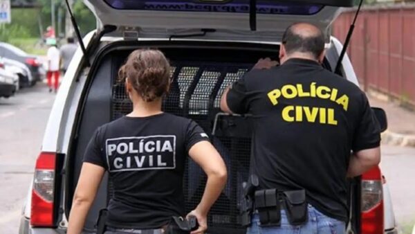 Agentes da Polícia Civil em viatura durante operação