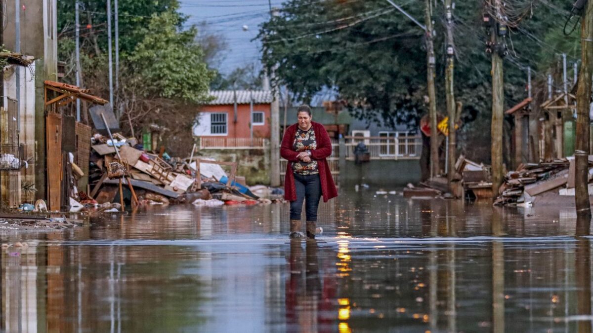 Rua alagada em Porto Alegre durante o ciclone bomba