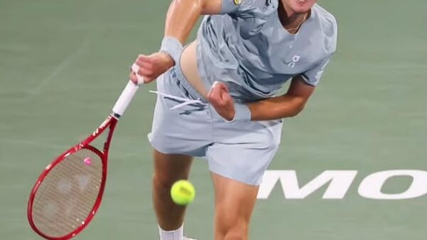 João Fonseca sacando durante partida de tênis em Montreal