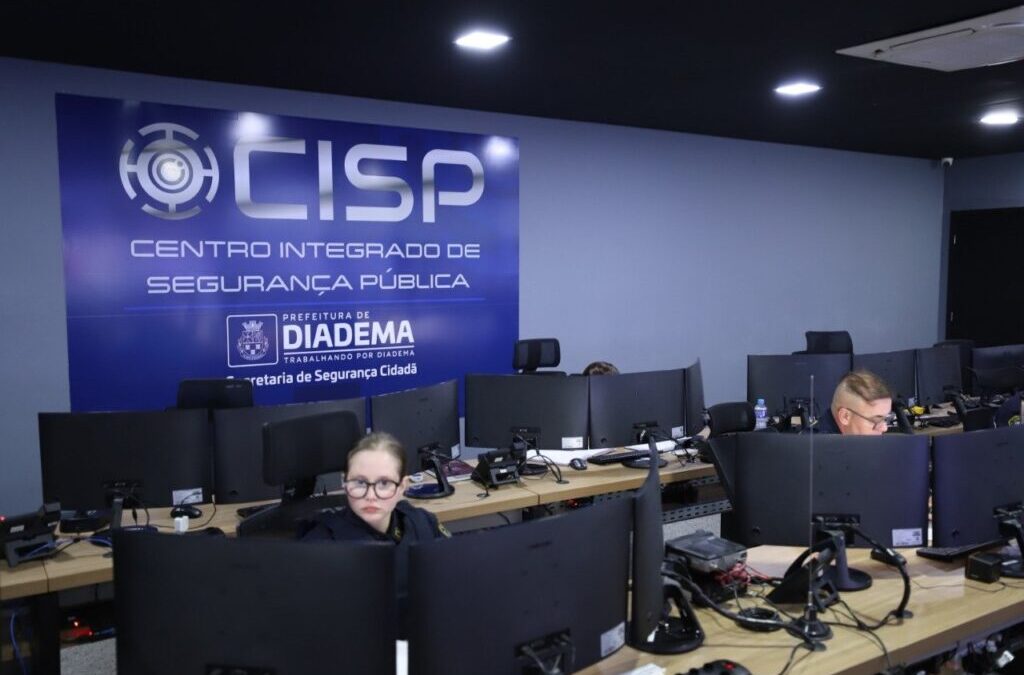 Sala de monitoramento do CISP de Diadema com telas de câmeras e agentes de segurança