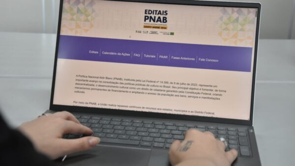 Pessoa usando notebook para acessar site dos editais PNAB Santo André 2026