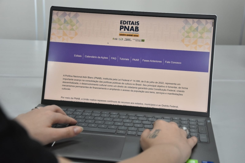 Pessoa usando notebook para acessar site dos editais PNAB Santo André 2026