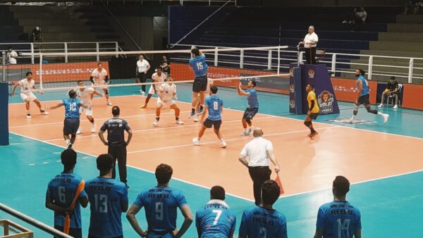 Jogadores da AA São Caetano em quadra durante partida de vôlei da Superliga C