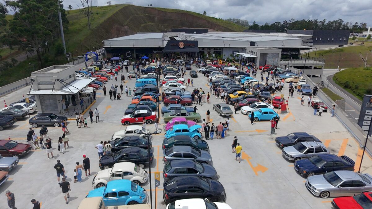 Vista aérea de carros antigos estacionados durante encontro no Outlet Premium Imigrantes em São Bernardo