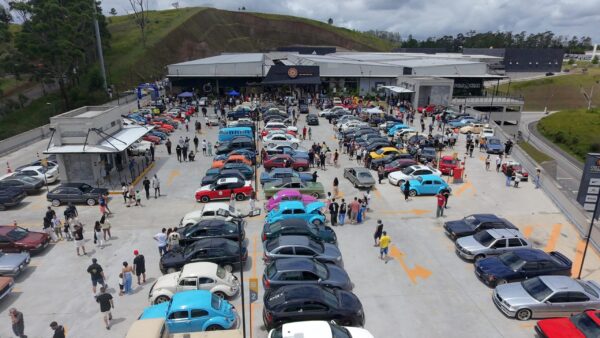 Vista aérea de carros antigos estacionados durante encontro no Outlet Premium Imigrantes em São Bernardo