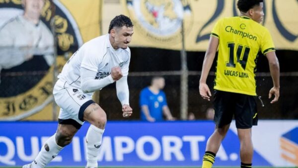 Jogador do Ceará comemora gol em partida contra o São Bernardo