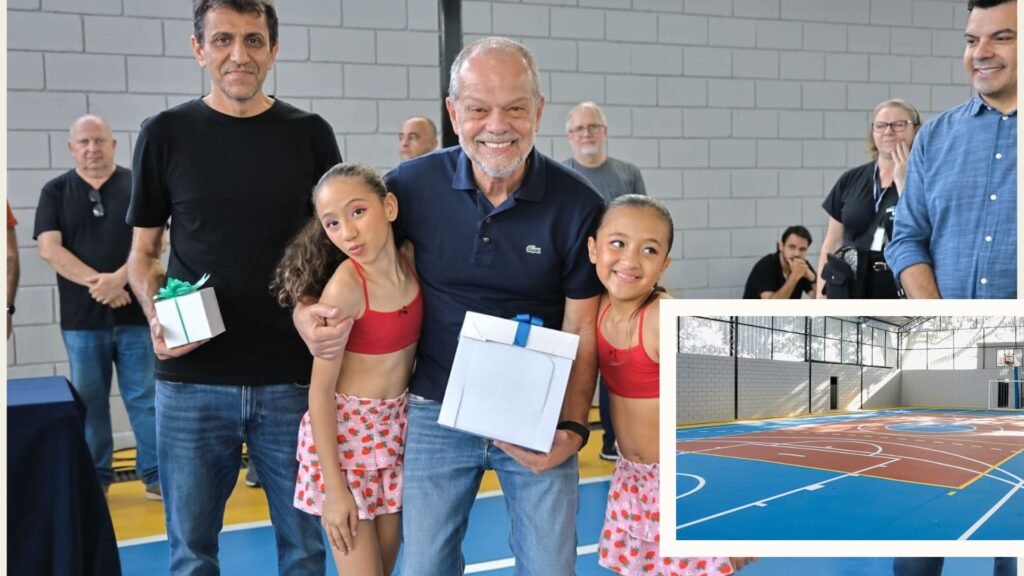 Prefeito de São Caetano posa com crianças durante inauguração de quadra poliesportiva revitalizada