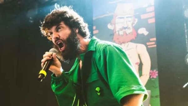 Diogo Defante cantando ao microfone durante show ao vivo