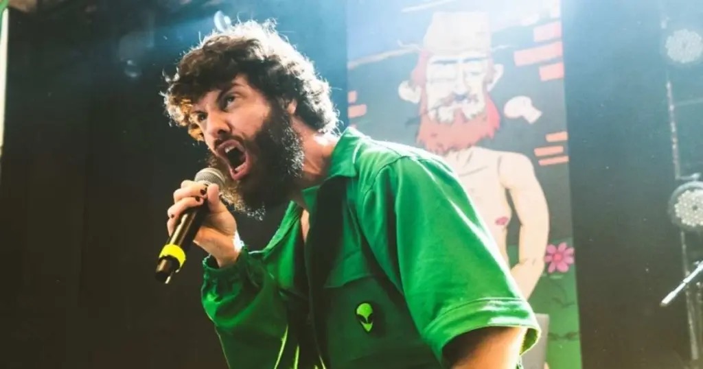 Diogo Defante cantando ao microfone durante show ao vivo