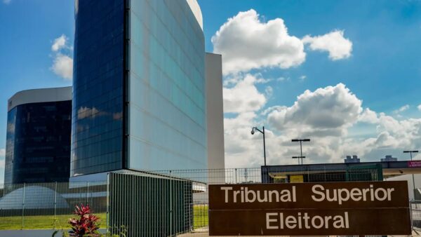 Fachada do prédio do Tribunal Superior Eleitoral em Brasília com placa na entrada
