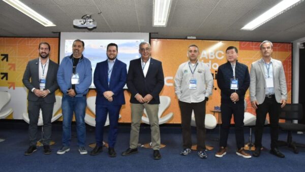 Prefeitos e gestores posam em pé durante encontro sobre reforma tributária no Consórcio ABC