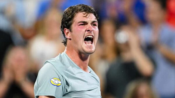 João Fonseca comemora ponto durante partida de tênis no Masters 1000 de Montreal