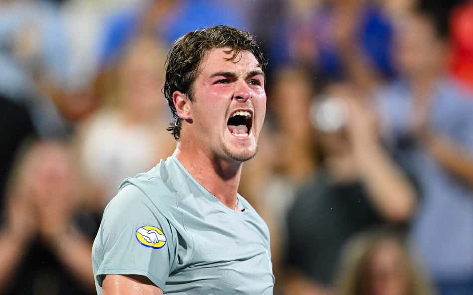 João Fonseca comemora ponto durante partida de tênis no Masters 1000 de Montreal