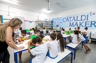 Professora orienta alunos em sala de aula do espaço Cataldi Maker em São Bernardo