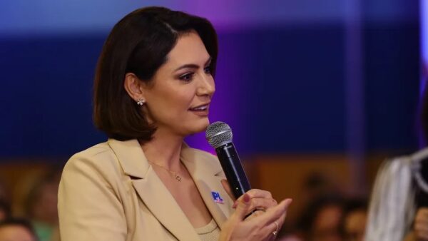 Michelle Bolsonaro discursa com microfone em evento do PL