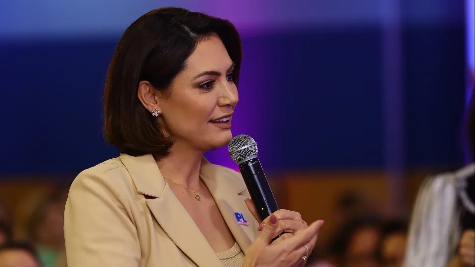 Michelle Bolsonaro discursa com microfone em evento do PL