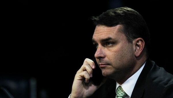 Senador Flávio Bolsonaro durante sessão no Congresso