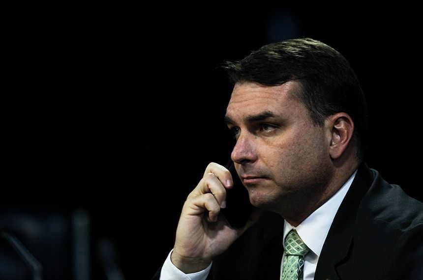 Senador Flávio Bolsonaro durante sessão no Congresso