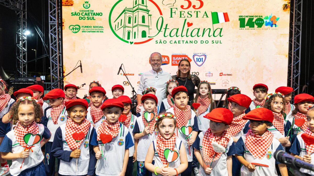 Crianças fantasiadas de italianas no palco da 33ª Festa Italiana de São Caetano do Sul