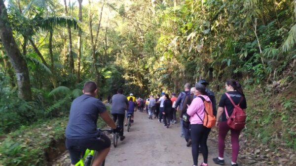 Peregrinos caminham por trilha da Serra do Mar rumo a Paranapiacaba