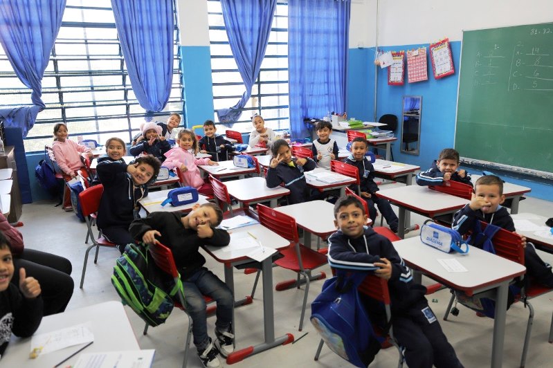Alunos sorridentes em sala de aula de escola municipal de Diadema