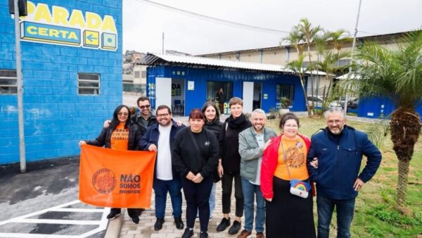Grupo posa em frente ao prédio do Parada Certa em Mauá durante visita de deputadas argentinas