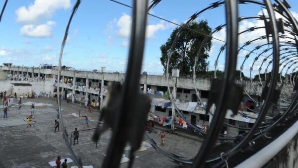 Pátio de presídio visto através de arame farpado no complexo de Bangu