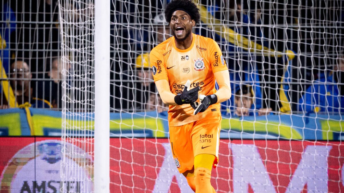 Goleiro Hugo Souza grita em campo durante jogo do Corinthians contra o Rosario Central