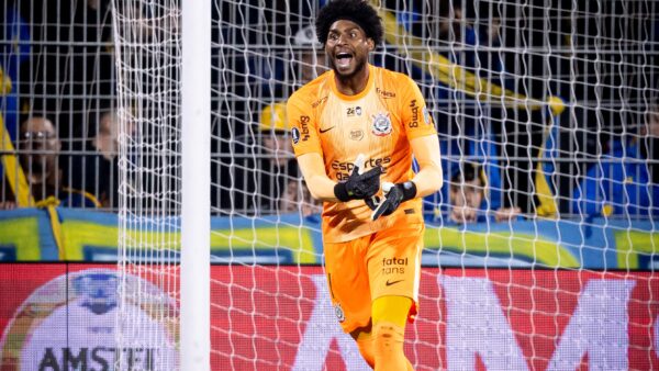 Goleiro Hugo Souza grita em campo durante jogo do Corinthians contra o Rosario Central
