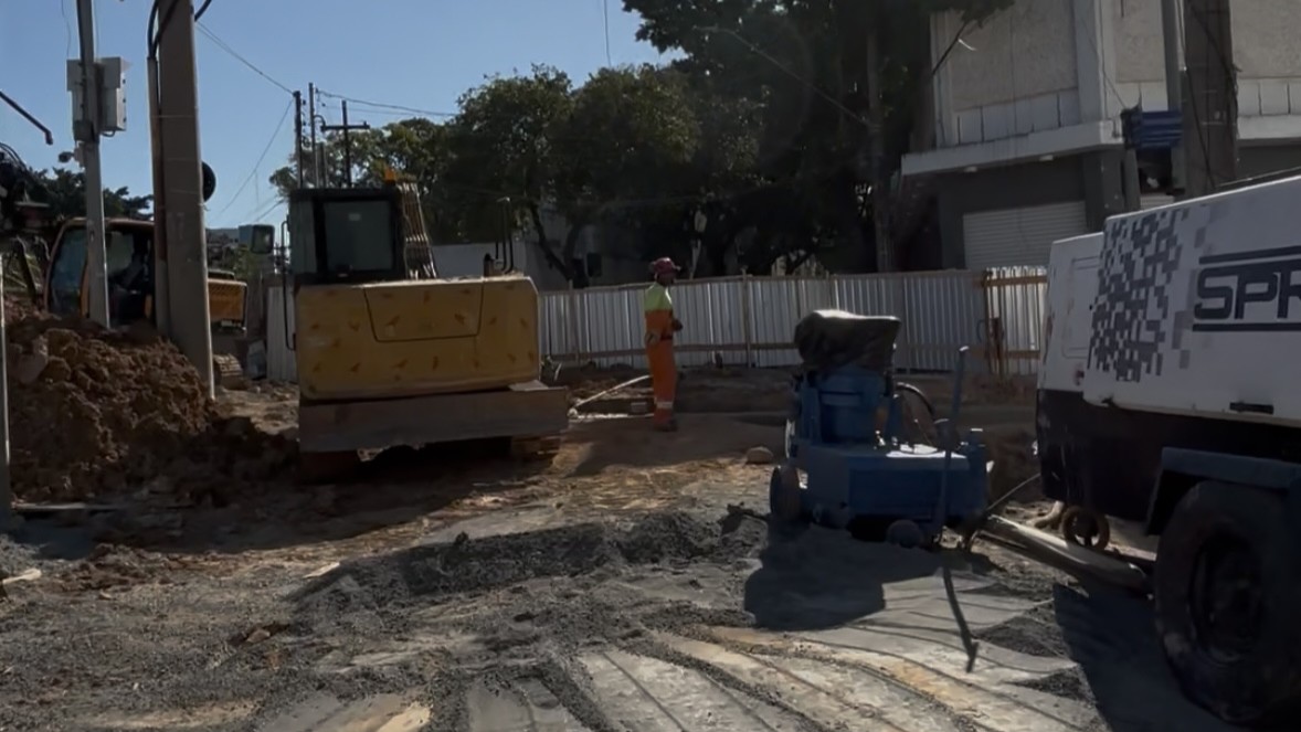 Trabalhador em obra de passagem subterrânea no Terminal de São Caetano do Sul