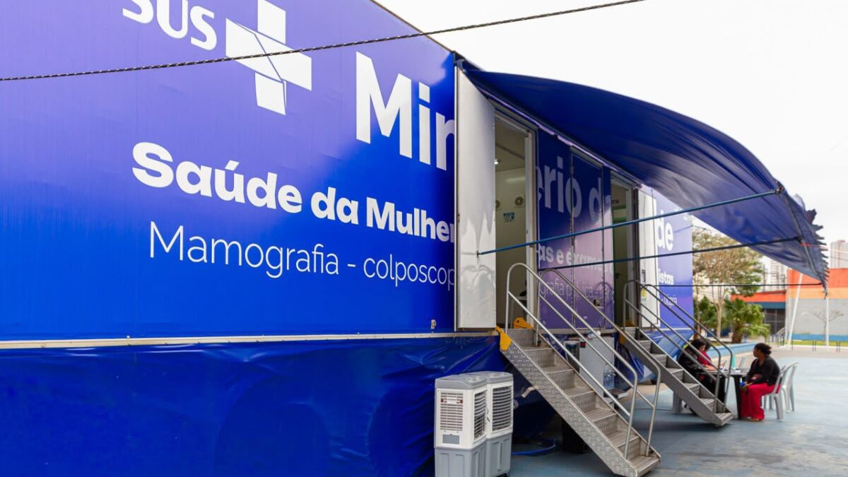 Carreta do Ministério da Saúde para exames da mulher estacionada em Diadema