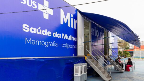 Carreta do Ministério da Saúde para exames da mulher estacionada em Diadema