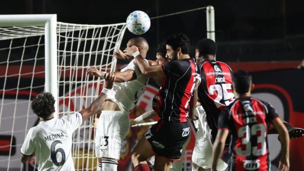 Jogadores de Vitória e Botafogo disputam bola de cabeça na área