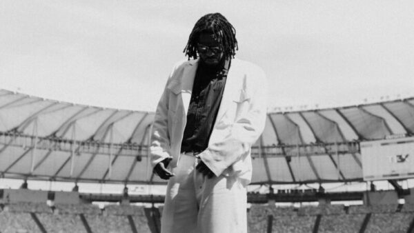 Rapper BK' em foto promocional dentro de estádio